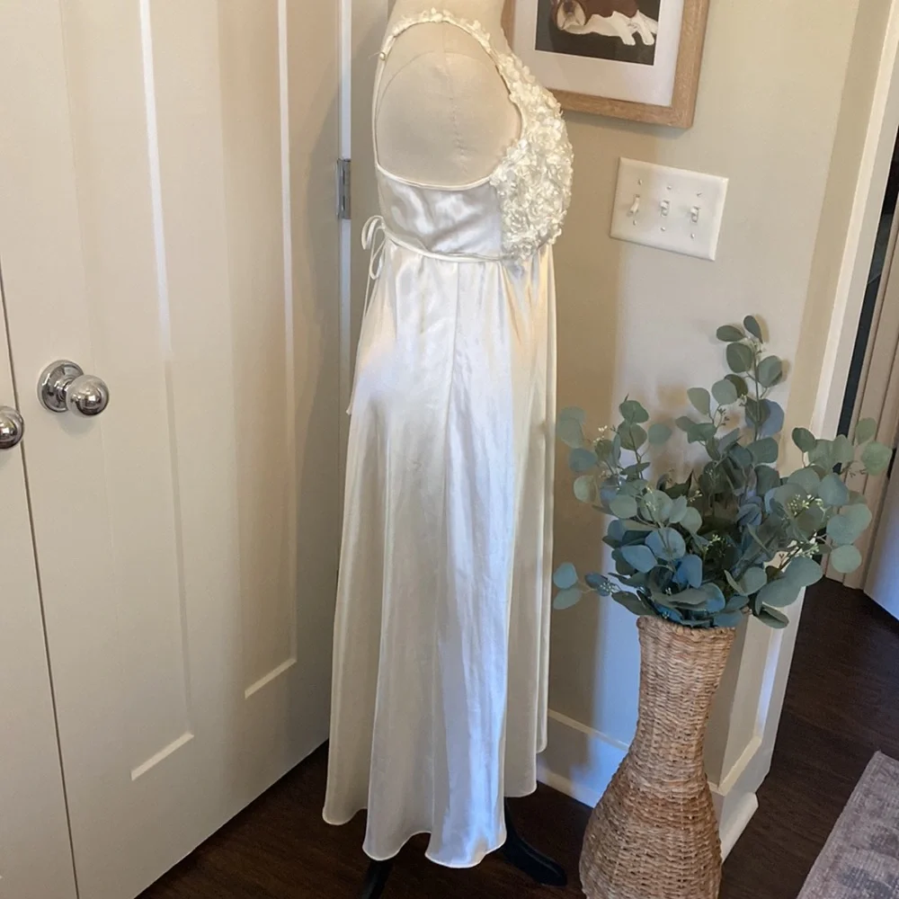 Flora winter white floral appliqué deep vneck tie-waist S bridal nightgown